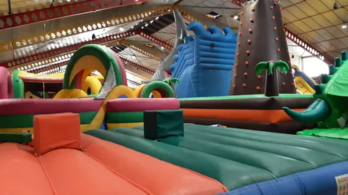 A L'Aigle, un parc de loisirs s'installe sous le hall du Grû